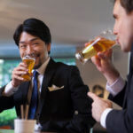 お酒を飲んで談笑する二人の男性