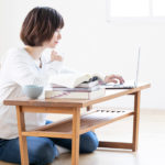 机で英語の勉強をしている女性