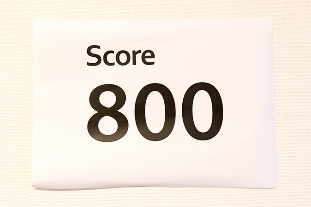 「Score　800」と書かれた紙