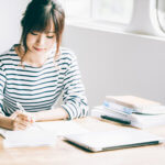 試験勉強をしている女性のイメージ