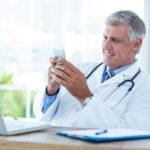 スマホでメールを確認するドクター
